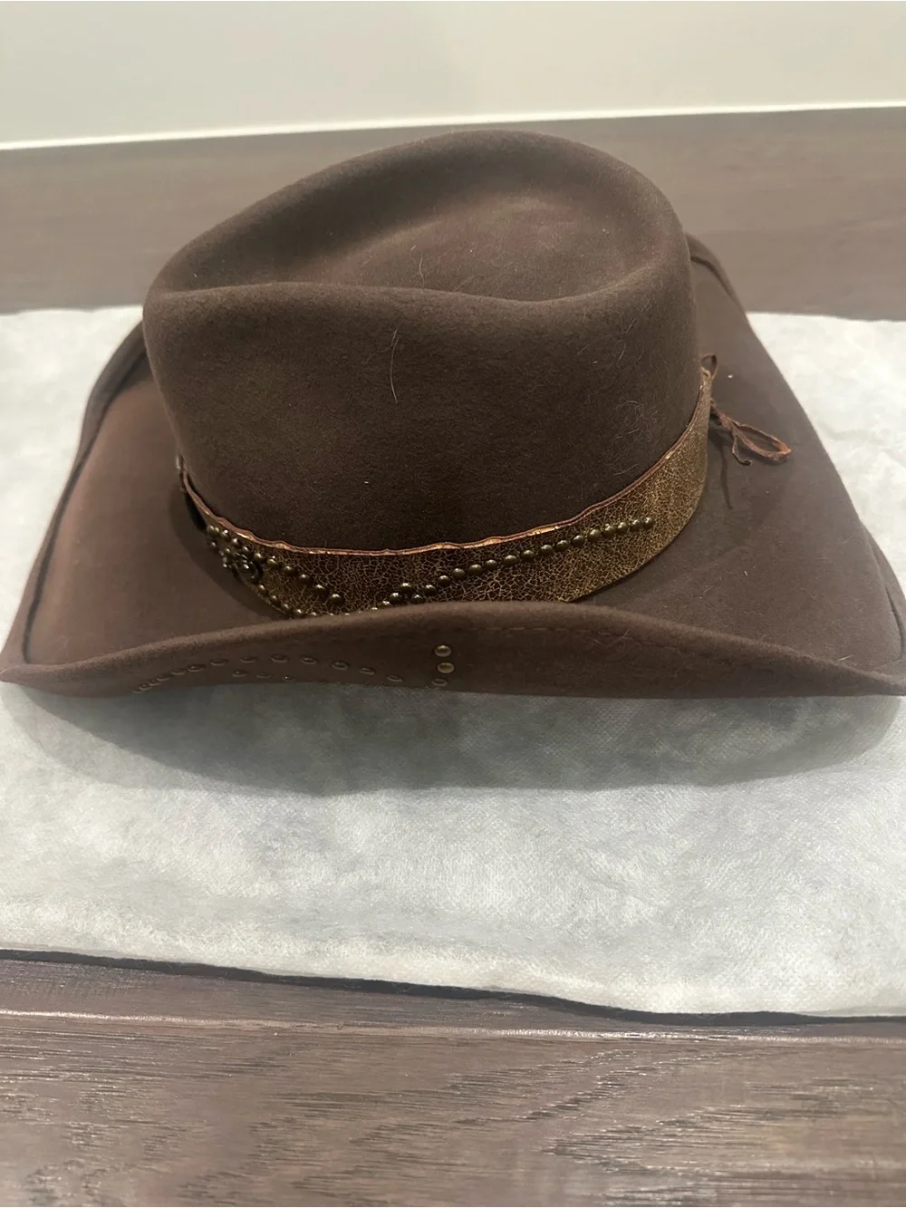 Women's Brown Felt Fedora with Ornate Bronze-Tone Band